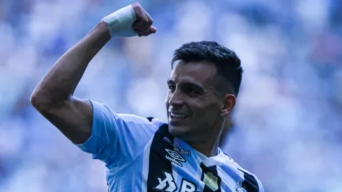 Cristaldo com a camisa do Grêmio - Foto: Maxi Franzoi/AGIF
