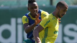 Foto: Cesar Greco / Palmeiras - Vitor Hugo (à direita) pode retornar ao Brasil, mas por rival do Palmeiras na Série A