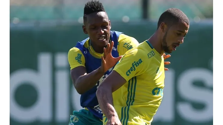 Foto: Cesar Greco / Palmeiras - Vitor Hugo (à direita) pode retornar ao Brasil, mas por rival do Palmeiras na Série A