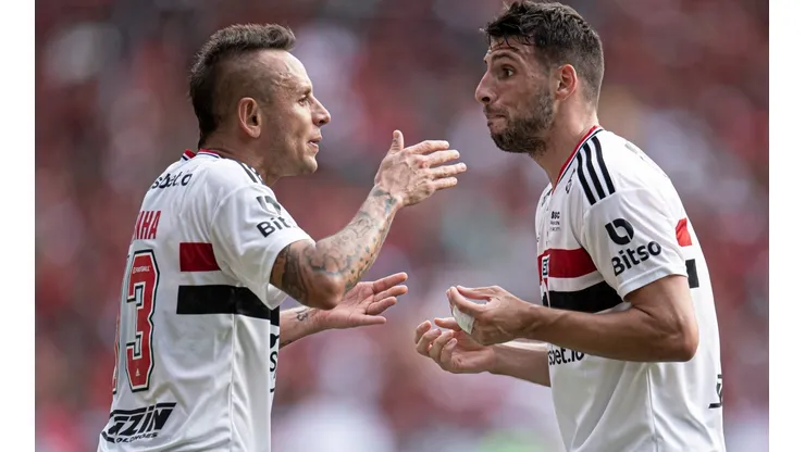 Jorge Rodrigues/AGIF. Rafinha e Calleri estão próximos de voltar a atuar pelo São Paulo