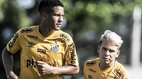 - Ângelo e Soteldo com a camisa do Santos - Foto: Ivan Storti/Santos FC