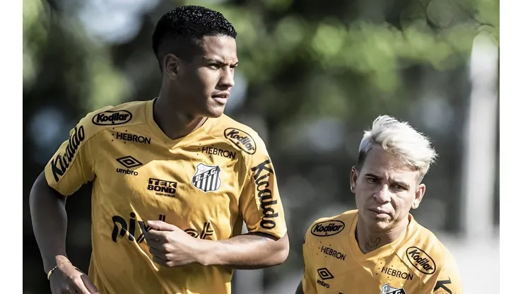 - Ângelo e Soteldo com a camisa do Santos - Foto: Ivan Storti/Santos FC