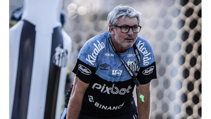 Foto: Raul Baretta/ Santos FC - Odair Hellmann vem sofrendo com a ausência de reforços.