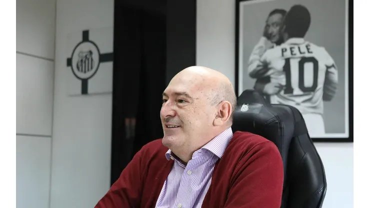 Foto: (Pedro Ernesto Guerra Azevedo/Santos FC) - Andres Rueda, presidente do Santos, foi perguntado sobre a situação de Vinicius Zanocelo envolvendo o Internacional