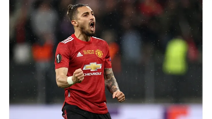 Foto: Maja Hitij/Getty Images - Alex Telles, hoje no United, foi antecessor de Wendell nos tempos de Grêmio