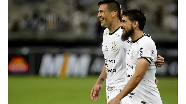 Balbuena e Bruno Méndez com a camisa do Corinthians - Foto: Rodrigo Coca/Ag. Corinthians