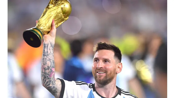 Getty Images. Messi marca golaço de falta pela Argentina