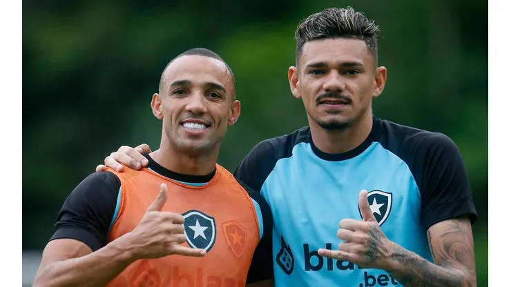 Foto: (Vitor Silva/Botafogo) - Marçal e Tiquinho Soares foram notícia no Botafogo nesta sexta (24)