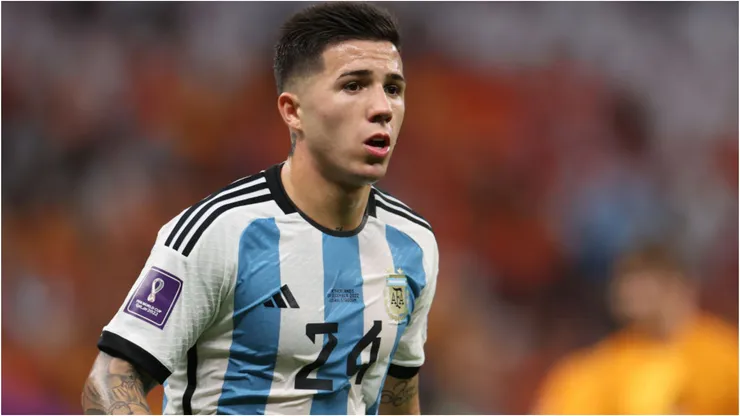 Foto: Catherine Ivill/Getty Images - Enzo Fernández em jogo da Argentina.