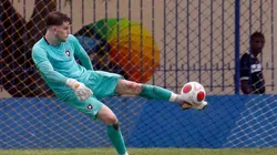 Foto: Vitor Silva/Botafogo - Gabriel Toebe renovou contrato com o Botafogo