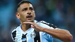 Diego Souza com a camisa do Grêmio - Foto: Pedro H. Tesch/AGIF