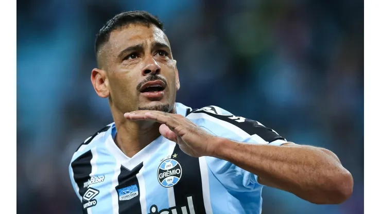 Diego Souza com a camisa do Grêmio - Foto: Pedro H. Tesch/AGIF