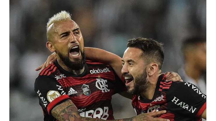 Foto: Thiago Ribeiro/AGIF - Arturo Vidal e Éverton Ribeiro