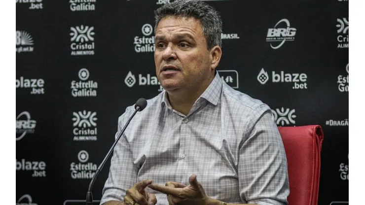 Foto: Divulgação/Atlético-GO - Adson Batista busca novo zagueiro no mercado
