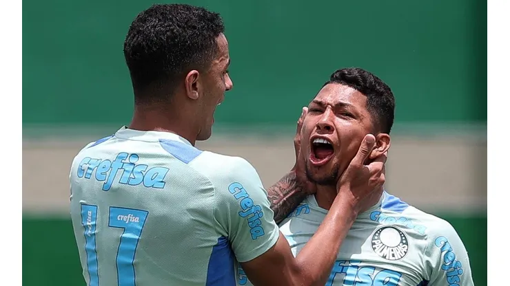 Foto: Cesar Greco/Palmeiras/by Canon - Giovani (à esquerda) está na mira de 3 clubes da Premier League, diz ESPN