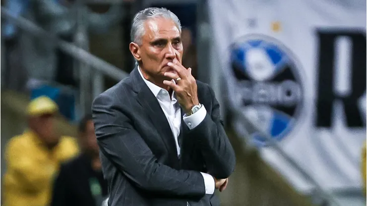 Tite, técnico do Flamengo, durante partida contra o Grêmio no estádio Arena do Grêmio pelo Brasileirão Série A 2023. Foto: Maxi Franzoi/AGIF