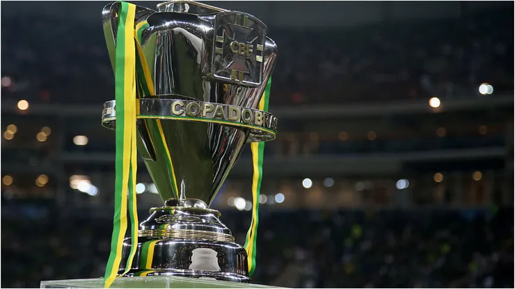 Foto: Friedemann Vogel/Getty Images - Troféu da Copa do Brasil.