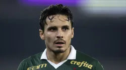 RJ - RIO DE JANEIRO - 17/07/2024 - BRASILEIRO A 2024, BOTAFOGO X PALMEIRAS - Raphael Veiga jogador do Palmeiras durante partida contra o Botafogo no estadio Engenhao pelo campeonato Brasileiro A 2024.
