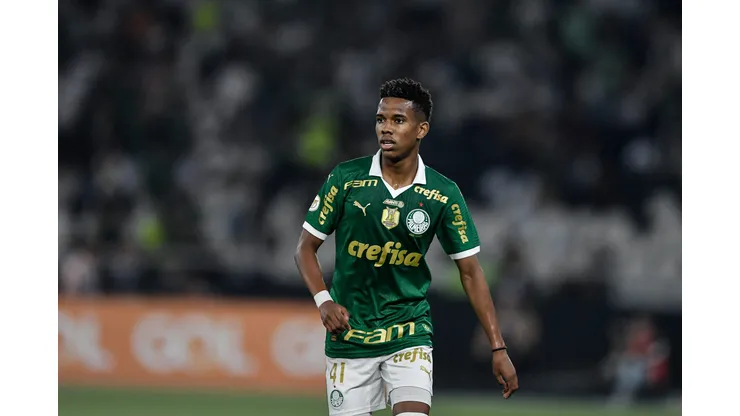 RJ - RIO DE JANEIRO - 17/07/2024 - BRASILEIRO A 2024, BOTAFOGO X PALMEIRAS - Estevao jogador do Palmeiras durante partida contra o Botafogo no estadio Engenhao pelo campeonato Brasileiro A 2024. Foto: Thiago Ribeiro/AGIF