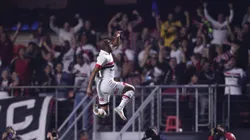 Lucas Moura comemorando o gol da Vitória do São Paulo contra o Grêmio