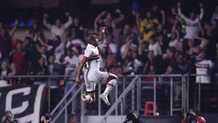 Lucas Moura comemorando o gol da Vitória do São Paulo contra o Grêmio