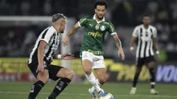 Tiquinho Soares jogador do Botafogo disputa lance com Felipe Anderson jogador do Palmeiras durante partida no estadio Engenhao pelo campeonato Brasileiro A 2024. Foto: Jorge Rodrigues/AGIF