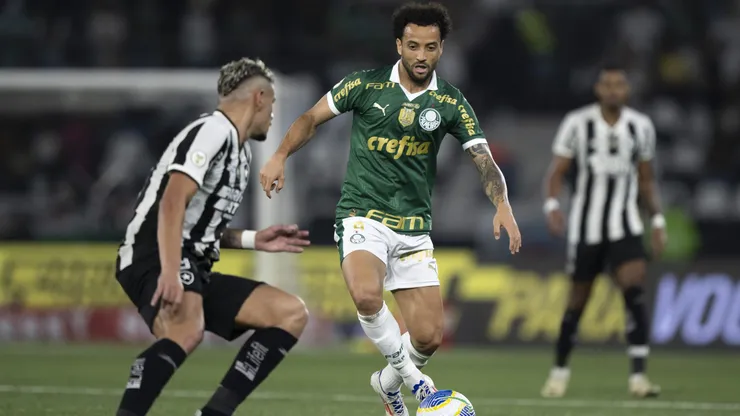 Tiquinho Soares jogador do Botafogo disputa lance com Felipe Anderson jogador do Palmeiras durante partida no estadio Engenhao pelo campeonato Brasileiro A 2024. Foto: Jorge Rodrigues/AGIF