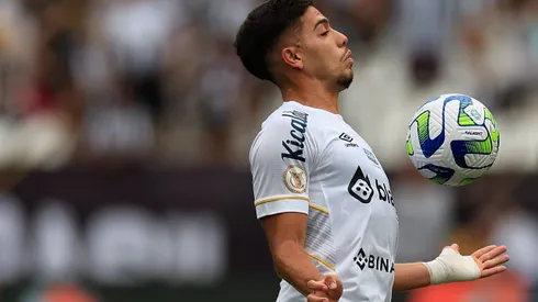 RIO DE JANEIRO, BRAZIL - NOVEMBER 26: Nonato of Santos controls the ball during the match between Botafogo and Santos as part of Brasileirao 2023 at Estadio Olímpico Nilton Santos at Estadio Olímpico Nilton Santos on November 26, 2023 in Rio de Janeiro, Brazil. (Photo by Buda Mendes/Getty Images)