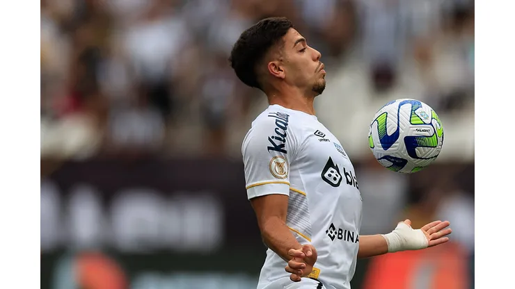 RIO DE JANEIRO, BRAZIL - NOVEMBER 26: Nonato of Santos controls the ball during the match between Botafogo and Santos as part of Brasileirao 2023 at Estadio Olímpico Nilton Santos at Estadio Olímpico Nilton Santos on November 26, 2023 in Rio de Janeiro, Brazil. (Photo by Buda Mendes/Getty Images)