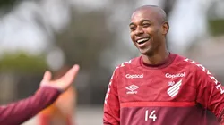 Após Fernandinho, Athletico-PR pode fechar com outro volante que joga a Champions League