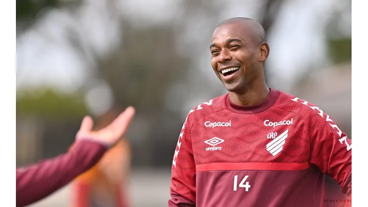 Após Fernandinho, Athletico-PR pode fechar com outro volante que joga a Champions League