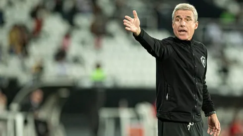 Jorge Rodrigues/AGIF/ Querem lançar confusão?; Castro critica imprensa brasileira após questionamento de pez no futebol.