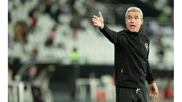 Jorge Rodrigues/AGIF/ Querem lançar confusão?; Castro critica imprensa brasileira após questionamento de pez no futebol.