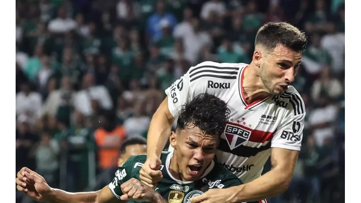 Marcello Zambrana/AGIF/ "Tem duas ações do defensor, tá ok?"; CBF libera áudio do VAR e se pronuncia sobre erro no pênalti em Calleri.