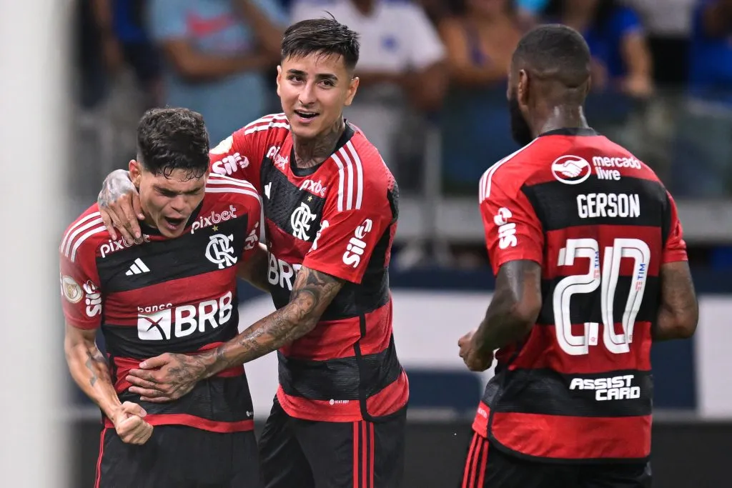 BELO HORIZONTE, BRAZIL – OCTOBER 19: (L-R) Ayrton Lucas of Flamengo celebrates with teammates Erick Pulgar and Gerson after scoring the first goal of their team during a match between Cruzeiro and Flamengo as part of Brasileirao 2023 at Mineirao Stadium on October 19, 2023 in Belo Horizonte, Brazil. (Photo by Pedro Vilela/Getty Images)