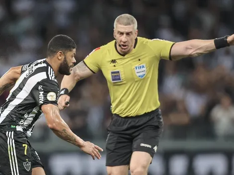 Confusão na cabine do VAR deixa Daronco exposto em polêmica no Atlético-MG x São Paulo