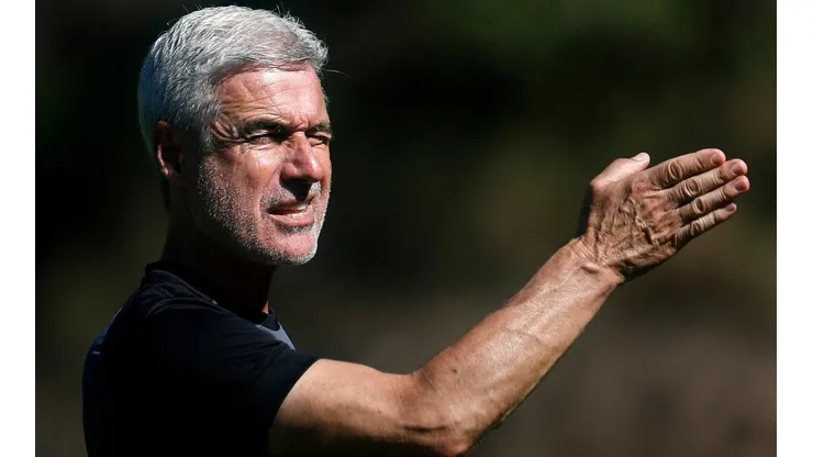 Foto: Vitor Silva/Botafogo/Divulgação - Luís Castro: técnico tem reforços e dúvidas para jogo com Santos