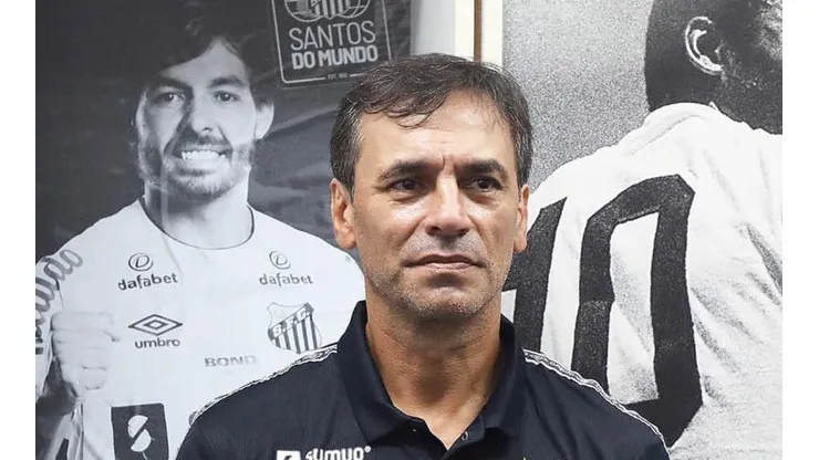 “Aceitou”; Santos acaba de fechar com novo treinador para substituir Bustos