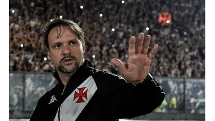 Thiago Ribeiro/AGIF/"Não tem a menor condição de ser treinador do Vasco": após derrota, torcida do não poupa Maurício Souza.
