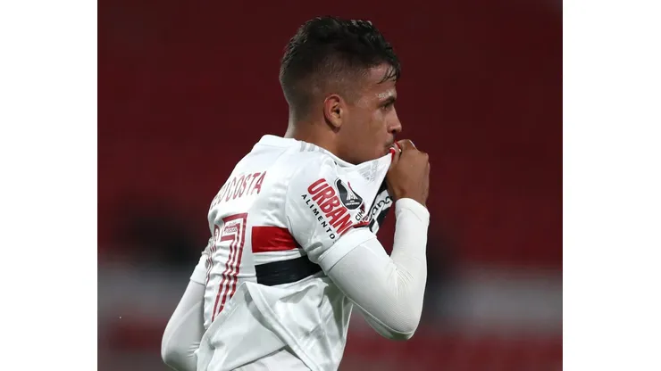 AVELLANEDA, ARGENTINA - SEPTEMBER 30: Diego Costa of Sao Paulo celebrates after scoring the first goal of his team during a Copa CONMEBOL Libertadores 2020 group D match between River Plate and Sao Paulo at Estadio Libertadores de América on September 30, 2020 in Avellaneda, Argentina. (Photo by Agustin Marcarian - Pool/Getty Images)