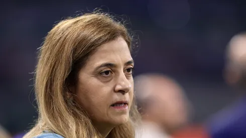 Leila Pereira durante jogo do Verdão. Dirigente tenta a contratação de Gabriel Barbosa.