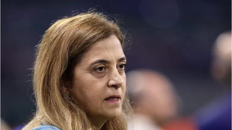 Leila Pereira durante jogo do Verdão. Dirigente tenta a contratação de Gabriel Barbosa.