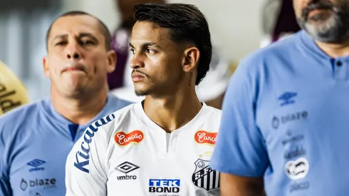 Weslley Patati, jogador do Santos, durante partida contra o Goias no estadio Vila Belmiro pelo campeonato Brasileiro B 2024. Foto: Abner Dourado/AGIF