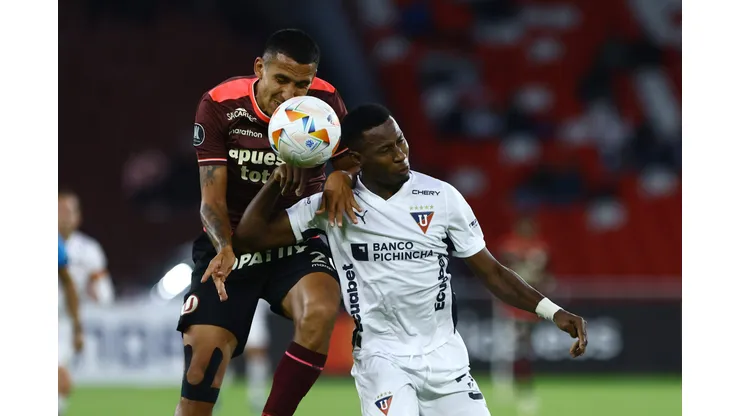LDU e Universitario jogaram pela fase de grupos da Libertadores (Foto: Franklin Jacome/Getty Images)