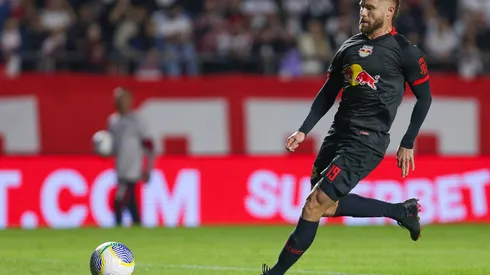 Barcelona SC e Bragantino duelam pela Copa Sul-Americana.