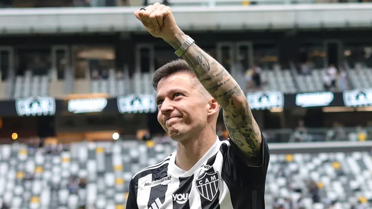 Bernard, novo jogador do Atlético-MG, e apresentado a torcida antes da partida contra o Fortaleza no estadio Arena MRV pelo campeonato Brasileiro A 2024. Foto: Gilson Lobo/AGIF