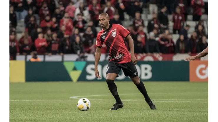 Foto: Robson Mafra/AGIF: Fernandinho deve ser titular do Athletico contra o Santos
