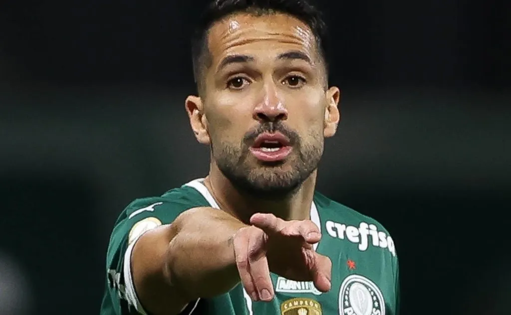 Luan visitou a Academia de Futebol nesta terça-feira (12) antes de voltar ao México