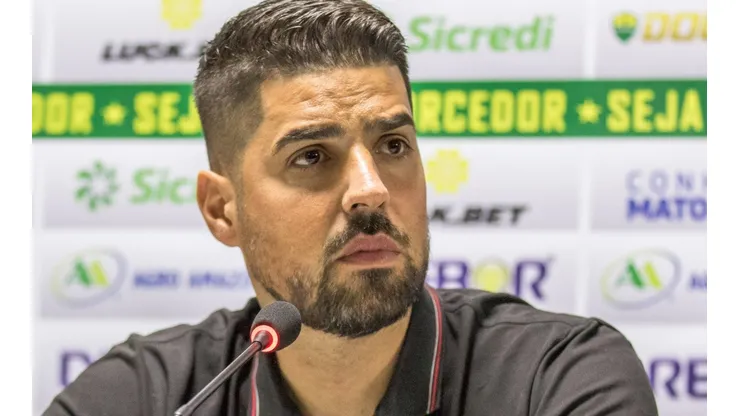 Foto: Robson Mafra/AGIF - António Oliveira quer livrar o Cuiabá do rebaixamento