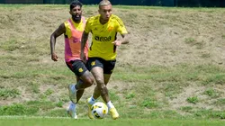 Flickr Oficial do time: Marcelo Cortes/Flickr Oficial Flamengo - Léo Pereira dá caneta em Cebolinha no treino do Flamengo